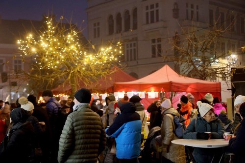 Advent v Nchod je tady! Na Masarykov nmst se rozzil vnon strom.