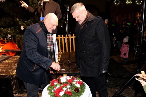 Advent v Nchod je tady! Na Masarykov nmst se rozzil vnon strom.