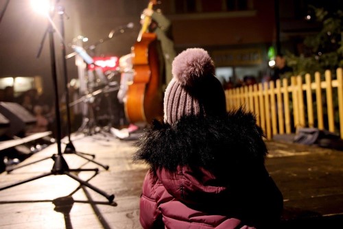 Advent v Nchod je tady! Na Masarykov nmst se rozzil vnon strom.