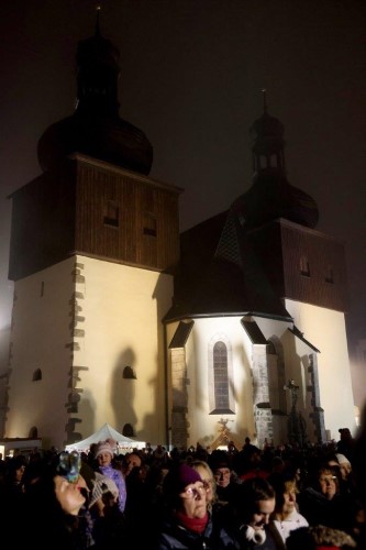 Advent v Nchod je tady! Na Masarykov nmst se rozzil vnon strom.