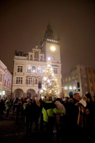 Advent v Nchod je tady! Na Masarykov nmst se rozzil vnon strom.