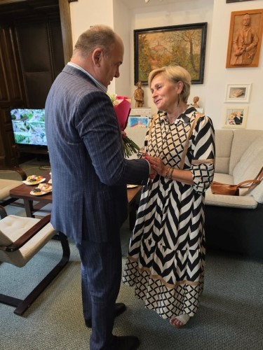 Ocen�n� Pedagog roku 2026 p�evzala v�tvarnice a pedago�ka Jana Matou�ov�